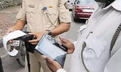 कार्रवाई करते समय ट्रैफिक पुलिस अधिकारी को महिलाओं ने चप्पलों से पीटा कार्रवाई करते समय ट्रैफिक पुलिस अधिकारी को महिलाओं ने चप्पलों से पीटा