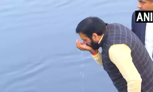 मुख्यमंत्री नायब सिंह सैनी ने यमुना नदी का पानी पीया मुख्यमंत्री नायब सिंह सैनी ने यमुना नदी का पानी पीया