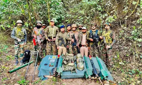 Manipur : सुरक्षा बलों ने चुराचांदपुर में हथियार और गोला-बारूद जब्त Manipur : सुरक्षा बलों ने चुराचांदपुर में हथियार और गोला-बारूद जब्त
