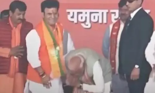 BIG BREAKING: BJP प्रत्याशी के PM मोदी ने पैर छुए, देखें VIDEO...