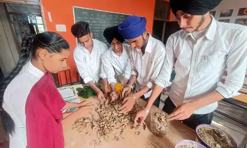 Govt teacher और पांच छात्रों ने ठोस अपशिष्ट प्रबंधन के लिए पुरस्कार जीता