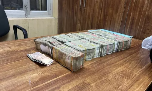 Delhi Police की रेलवे यूनिट ने सब्जी मंडी रेलवे स्टेशन पर 32.61 लाख रुपये की अवैध नकदी जब्त की Delhi Police की रेलवे यूनिट ने सब्जी मंडी रेलवे स्टेशन पर 32.61 लाख रुपये की अवैध नकदी जब्त की