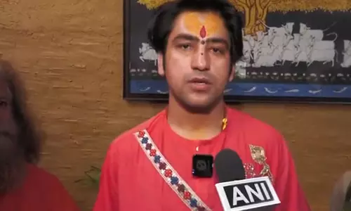 Bageshwar Dham प्रमुख ने महाकुंभ में श्रद्धालुओं से संबंधित स्थानों से ही पवित्र स्नान करने का आग्रह किया Bageshwar Dham प्रमुख ने महाकुंभ में श्रद्धालुओं से संबंधित स्थानों से ही पवित्र स्नान करने का आग्रह किया