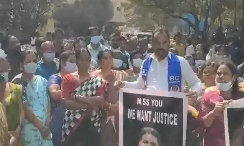 Ajay की मौत पर गुस्साए परिजनों ने गांधी अस्पताल में किया प्रदर्शन Ajay की मौत पर गुस्साए परिजनों ने गांधी अस्पताल में किया प्रदर्शन