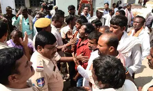 फसल की कीमतों में भारी गिरावट से Telangana के किसान भड़के, विरोध प्रदर्शन पर उतरे फसल की कीमतों में भारी गिरावट से Telangana के किसान भड़के, विरोध प्रदर्शन पर उतरे
