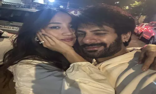 Karanvir Mehra ने चुम-वीर फैंस के लिए चुम दरंग के साथ लवी-डोवी तस्वीरें साझा कीं