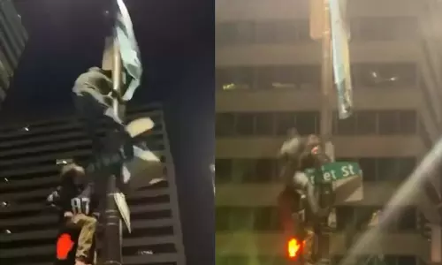 सेलिब्रेशन के दौरान लाइट पोल से गिरकर फुटबॉल फैन की मौत, देखें लाइव VIDEO