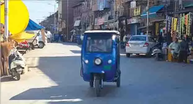 ई-रिक्शा का नया किराया लागू नहीं, यात्रियों को परेशानी ई-रिक्शा का नया किराया लागू नहीं, यात्रियों को परेशानी