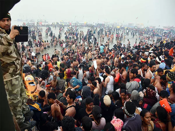 Maha Kumbh: आज संगम में 5.51 मिलियन से अधिक श्रद्धालुओं ने पवित्र डुबकी लगाई