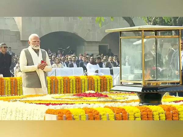 PM Modi ने महात्मा गांधी की पुण्यतिथि पर उन्हें श्रद्धांजलि दी