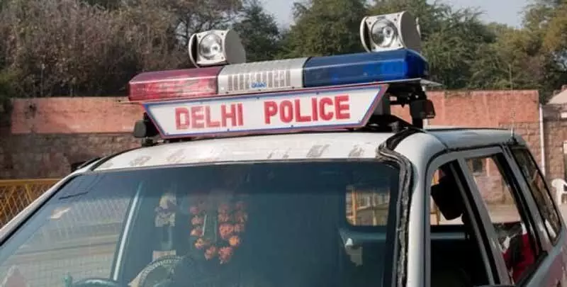 Delhi Police ने ‘पंजाब सरकार’ के वाहन से नकदी, शराब और आप के पर्चे जब्त किए