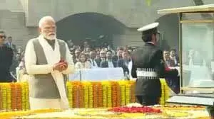 मोदी ने महात्मा गांधी को श्रद्धांजलि अर्पित की