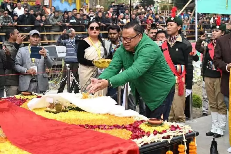 Gorkha नेता सुभाष घीसिंग की 10वीं पुण्यतिथि पर उनकी पत्नी को एक स्मारक पर श्रद्धांजलि