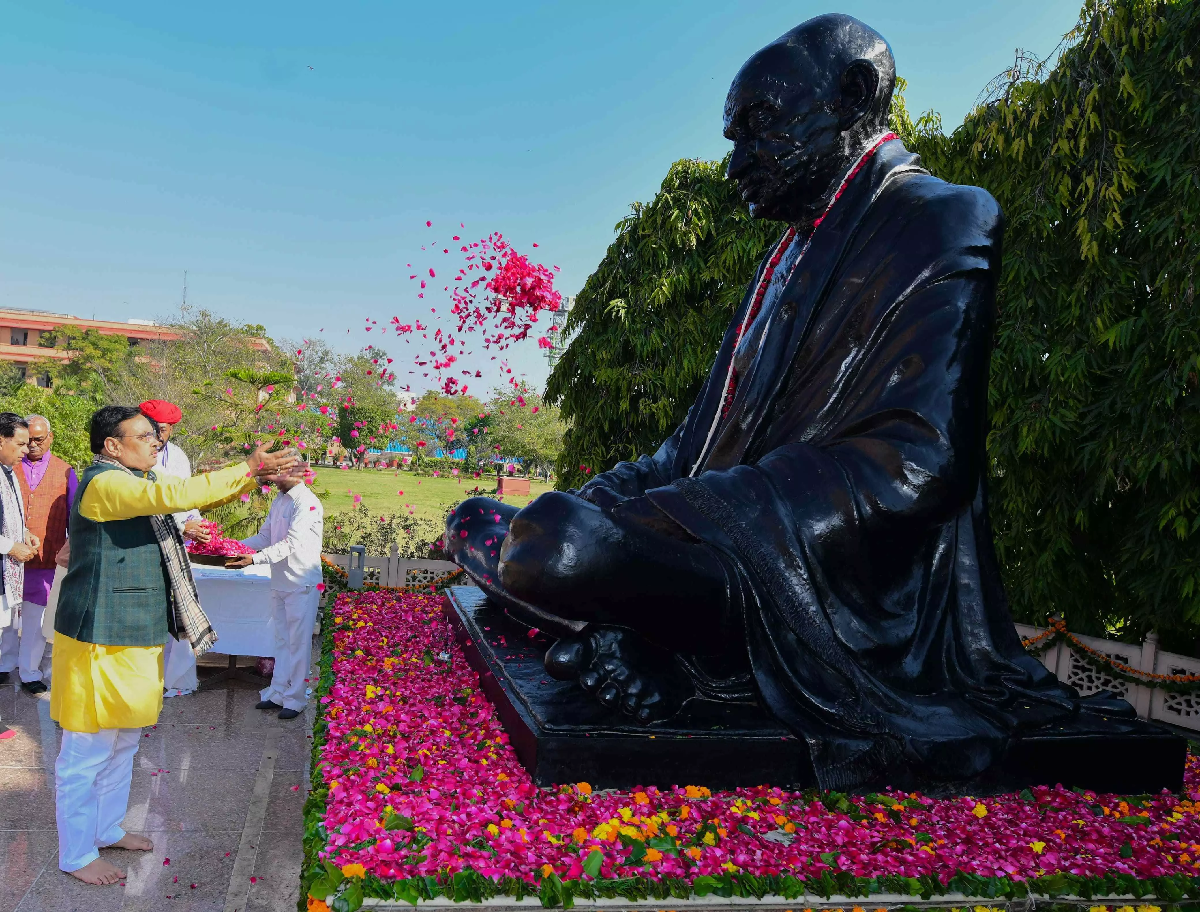 Jaipur: शहीद दिवस -मुख्यमंत्री शर्मा ने महात्मा गांधी प्रतिमा पर श्रद्धासुमन किए अर्पित की