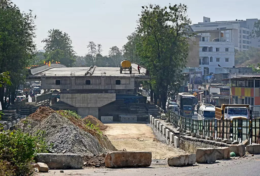 Bangalore: फ्लाईओवर निर्माण, लोगों के लिए परेशानी