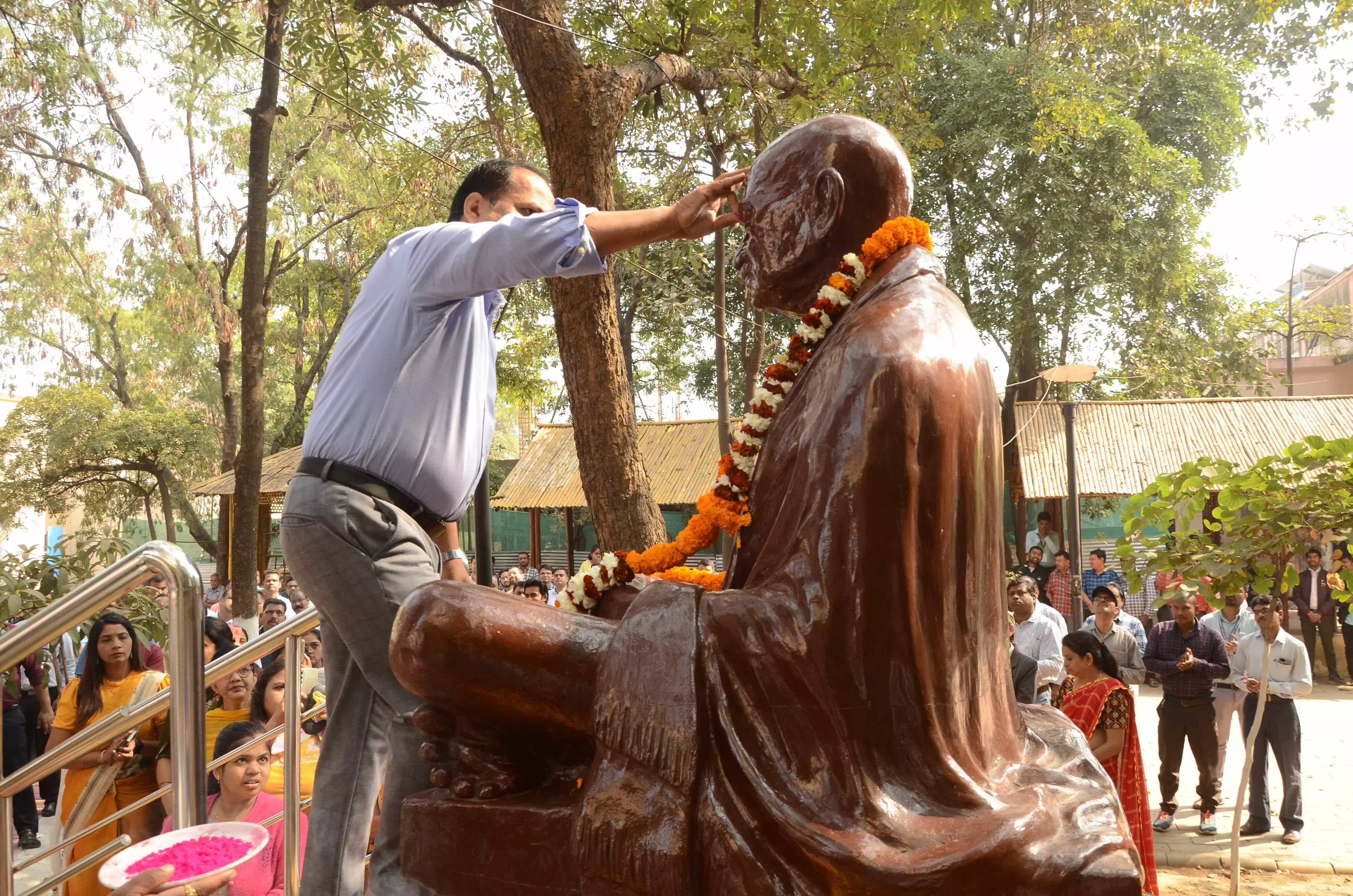 कलेक्टर ने राष्ट्रपिता की प्रतिमा पर माल्यार्पण कर किया नमन, नशामुक्ति को लेकर दिलाई शपथ