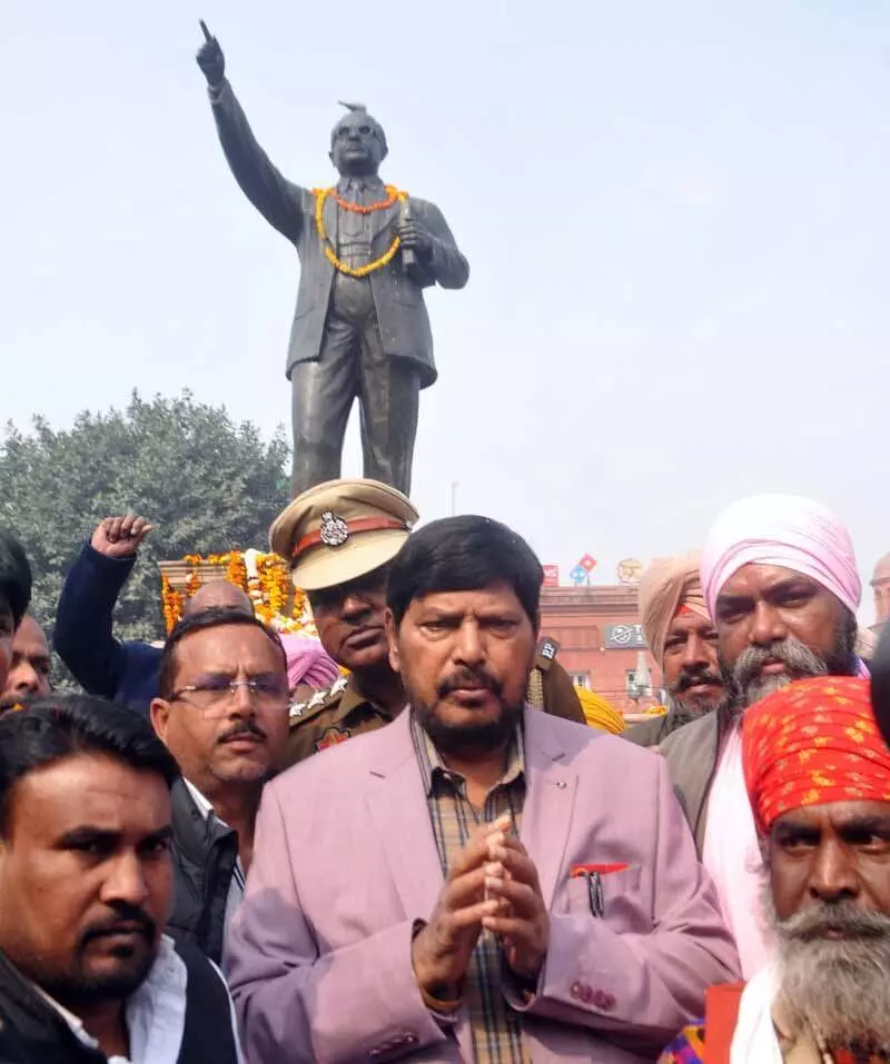 अंबेडकर प्रतिमा को क्षतिग्रस्त करने वाले व्यक्ति के खिलाफ सख्त कार्रवाई सुनिश्चित करें: Athawale