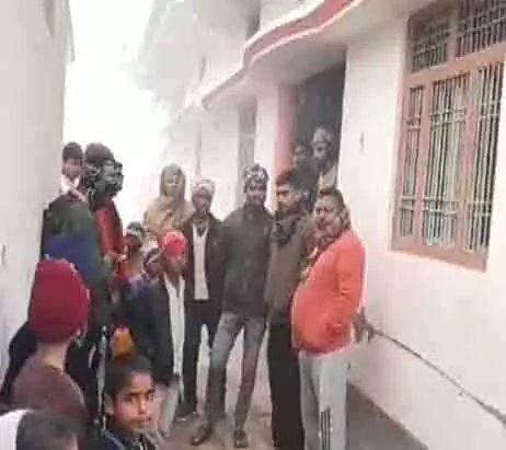 महाकुंभ भगदड़: UP के बलिया में मृतक मां-बेटी के घर पर परिवार के लोग जुटे