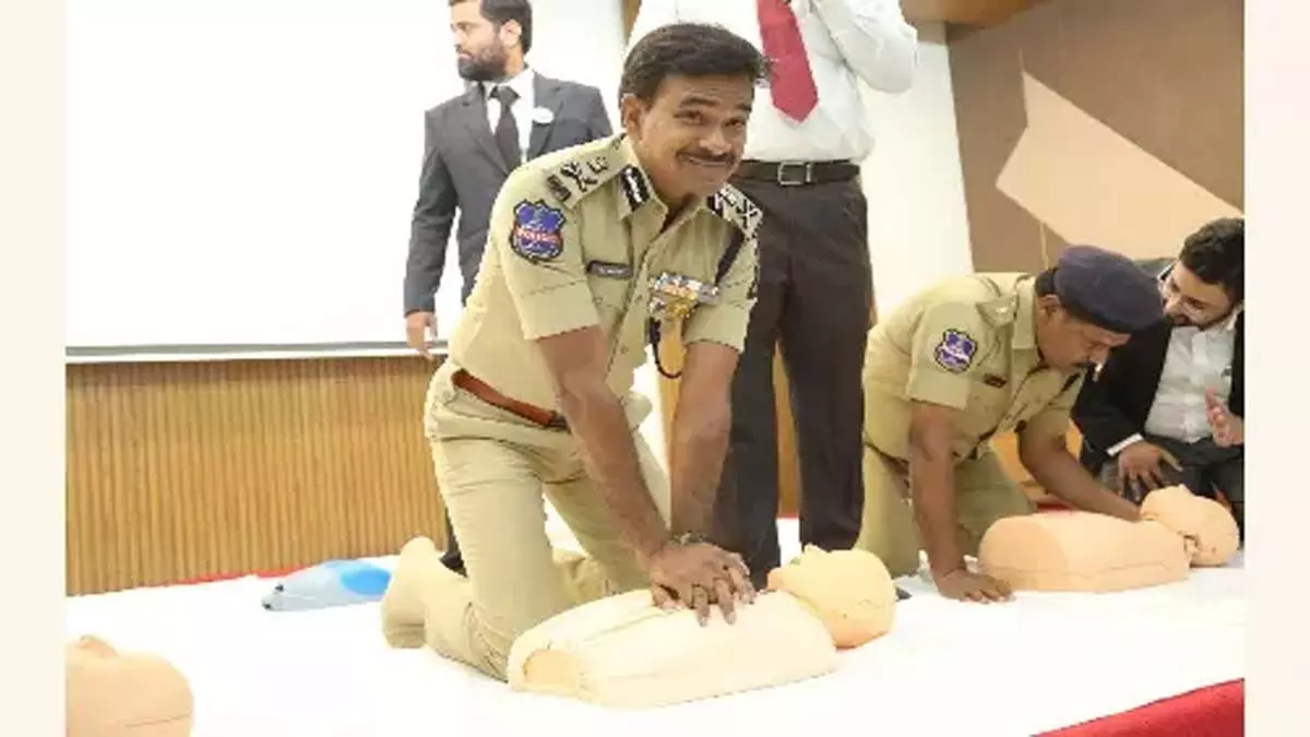 हैदराबाद पुलिस प्रमुख आनंद ने 1,409 कर्मचारियों के लिए CPR प्रशिक्षण का उद्घाटन किया