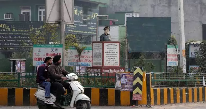 Jalandhar MC ने शहीद की प्रतिमा के आसपास लगे होर्डिंग्स हटाए