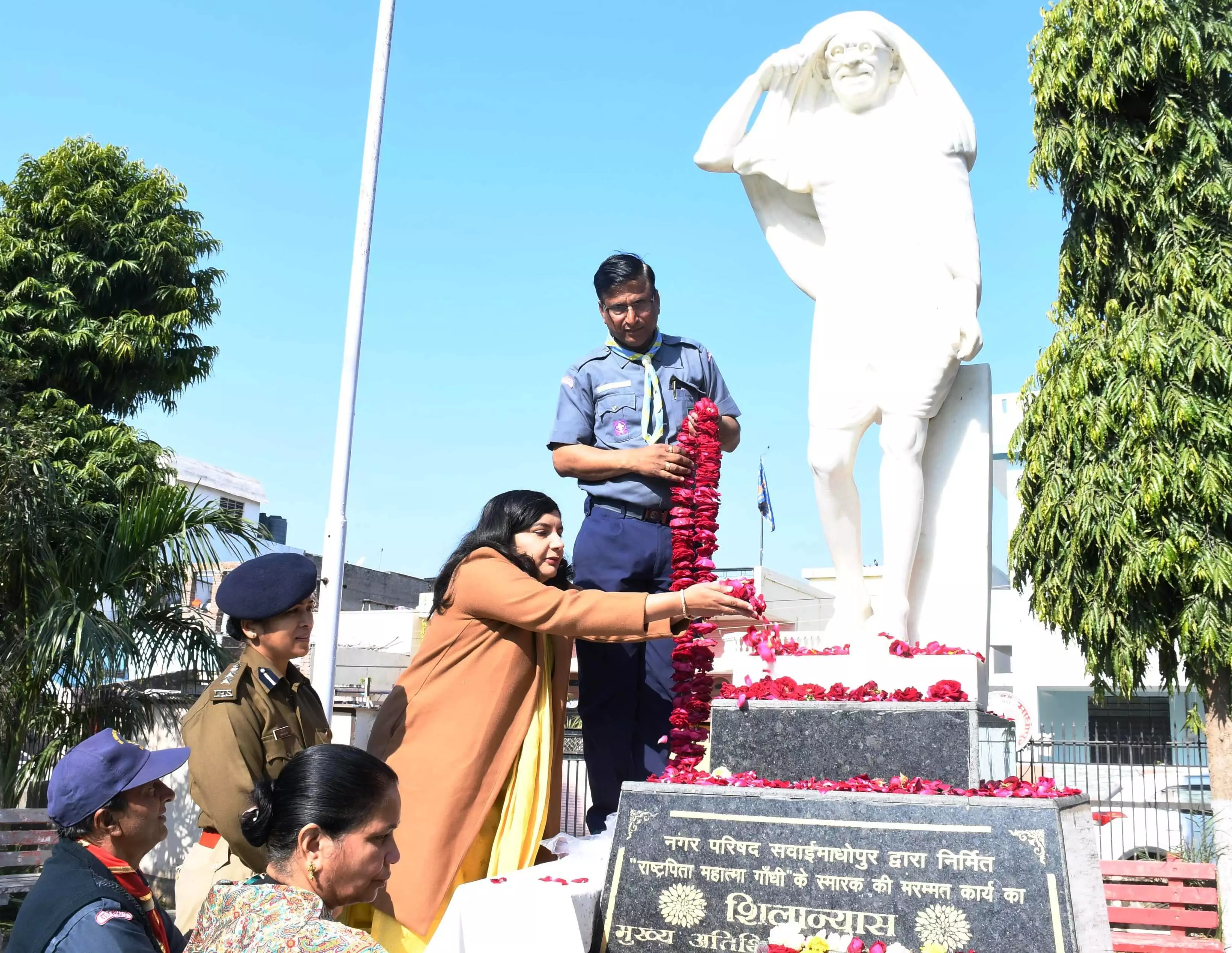 Madhupur: शहीद दिवस पर राष्ट्रपिता बापू को अर्पित किए श्रद्धासुमन दो मिनट का मौन