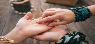 Palmistry हथेलियों पर बने ये निशान  तो भाग्यशाली होने का संकेत