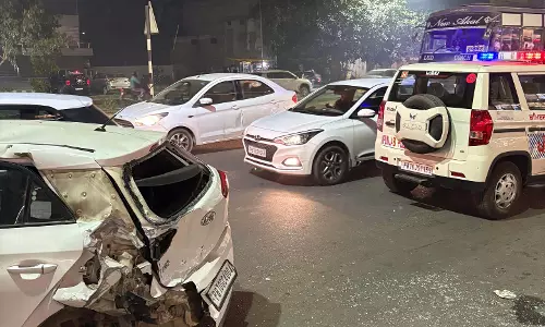 Punjab : एक के बाद एक 5 लग्जरी कारों में हुई टक्कर, मचा हड़कंप Punjab : एक के बाद एक 5 लग्जरी कारों में हुई टक्कर, मचा हड़कंप
