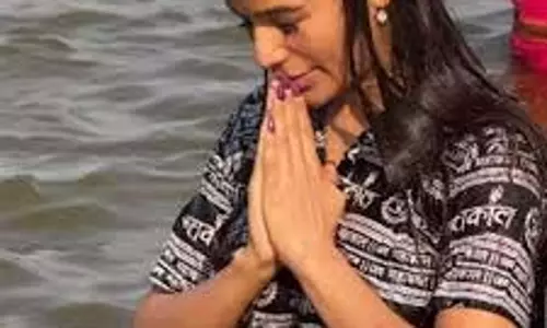 Poonam Pandey: पूनम पांडे ने महाकुंभ में लगाई आस्था की डुबकी Poonam Pandey: पूनम पांडे ने महाकुंभ में लगाई आस्था की डुबकी