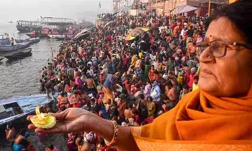 महाकुंभ में भगदड़ के बाद अयोध्या और वाराणसी में हाई अलर्ट, श्रद्धालुओं की भारी भीड़