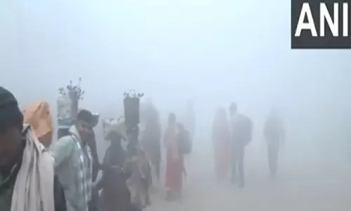 Prayagraj: घने कोहरे के बावजूद बड़ी संख्या में श्रद्धालु महाकुंभ में उमड़े