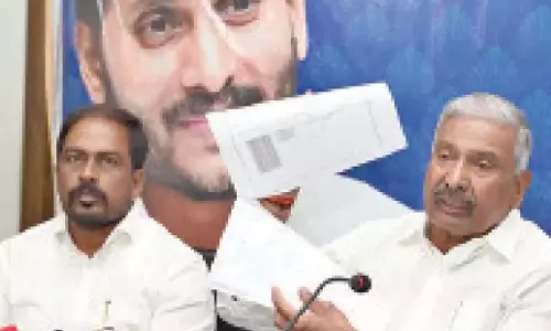Andhra: पेड्डीरेड्डी द्वारा कथित रूप से वन भूमि हड़पने के मामले में जांच के आदेश Andhra: पेड्डीरेड्डी द्वारा कथित रूप से वन भूमि हड़पने के मामले में जांच के आदेश