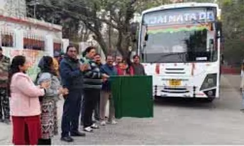 KU कुलपति ने उत्तर क्षेत्र युवा महोत्सव के लिए छात्र दल को हरी झंडी दिखाकर रवाना किया KU कुलपति ने उत्तर क्षेत्र युवा महोत्सव के लिए छात्र दल को हरी झंडी दिखाकर रवाना किया