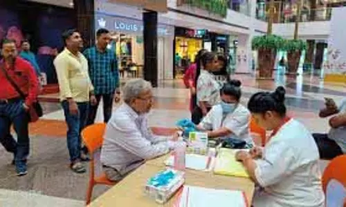 सतीश शर्मा ने रेलवे स्टेशन पर चिकित्सा शिविर का उद्घाटन किया