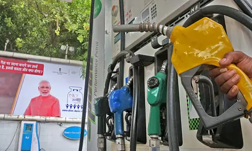 Kochi: पेट्रोल पंप से 68,000 रुपये चोरी करने के आरोप में तीन गिरफ्तार Kochi: पेट्रोल पंप से 68,000 रुपये चोरी करने के आरोप में तीन गिरफ्तार