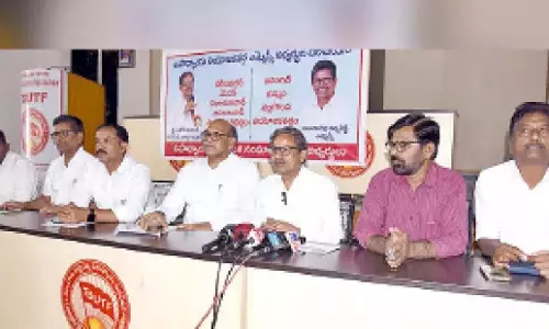 Telangana: टीएसयूटीएफ, टीपीटीएफ ने अलुगुबेली, अशोक को समर्थन देने की शपथ ली Telangana: टीएसयूटीएफ, टीपीटीएफ ने अलुगुबेली, अशोक को समर्थन देने की शपथ ली