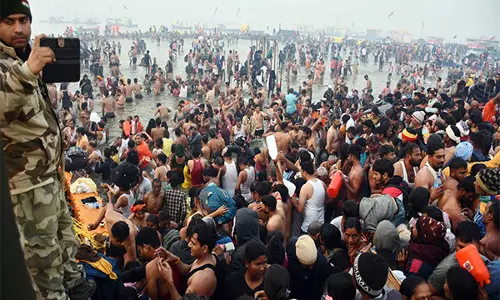 Maha Kumbh: आज संगम में 5.51 मिलियन से अधिक श्रद्धालुओं ने पवित्र डुबकी लगाई Maha Kumbh: आज संगम में 5.51 मिलियन से अधिक श्रद्धालुओं ने पवित्र डुबकी लगाई