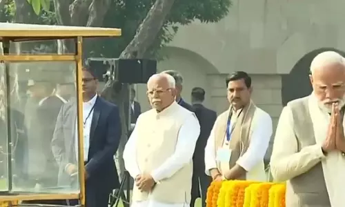 प्रधानमंत्री नरेंद्र मोदी ने महात्मा गांधी की पुण्यतिथि पर राजघाट पर उन्हें पुष्पांजलि अर्पित की