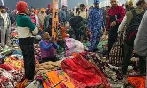 Prayagraj:पथरा गईं आंखें,अपनों की तलाश में बह रहे आंसू Prayagraj:पथरा गईं आंखें,अपनों की तलाश में बह रहे आंसू