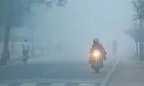 Weather: घना कोहरा लोगों के लिए बना मुसीबत , हेडलाइट जलाकर रेंगते रहे वाहन