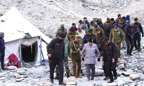 Jammu: उपराज्यपाल ने चिलिंग में चादर ट्रेक संचालन की समीक्षा की