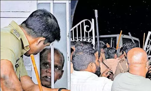 नेनमारा डबल मर्डर केस: थाने के सामने प्रदर्शन करने वाले 14 लोगों पर केस दर्ज नेनमारा डबल मर्डर केस: थाने के सामने प्रदर्शन करने वाले 14 लोगों पर केस दर्ज