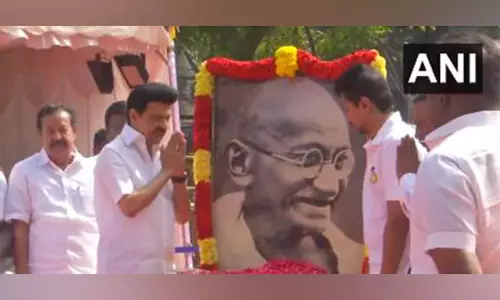 Tamil CM ने महात्मा गांधी की 77वीं पुण्यतिथि पर उन्हें पुष्पांजलि अर्पित की
