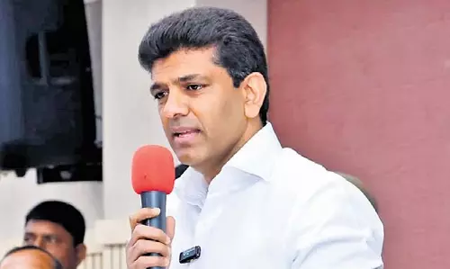 Guntur में सिटी बस सेवाओं को मजबूत करें: केंद्रीय मंत्री डॉ. पेम्मासानी ने अधिकारियों से कहा