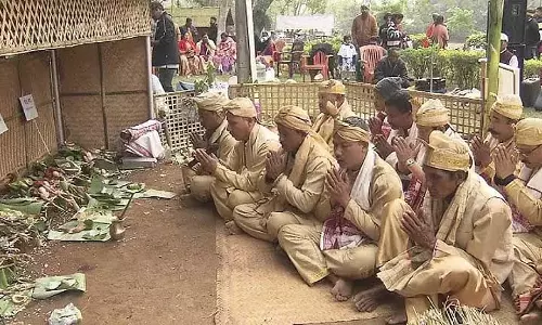Assam : 30-31 जनवरी, 2025 को अथाबारी बोरपुखुरी के पास मी-डैम-मी-फी उत्सव मनाया जाएगा Assam : 30-31 जनवरी, 2025 को अथाबारी बोरपुखुरी के पास मी-डैम-मी-फी उत्सव मनाया जाएगा