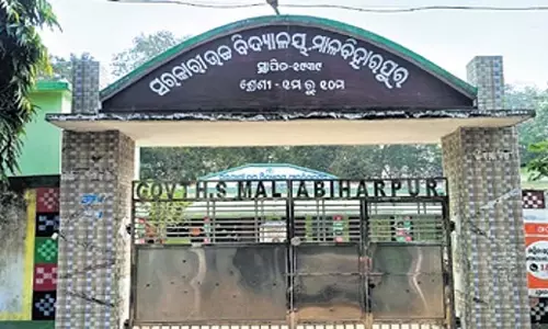 ग्रामीणों ने तीन शिक्षकों के खिलाफ कार्रवाई की मांग को लेकर Malbiharpur हाई स्कूल में ताला जड़ दिया ग्रामीणों ने तीन शिक्षकों के खिलाफ कार्रवाई की मांग को लेकर Malbiharpur हाई स्कूल में ताला जड़ दिया