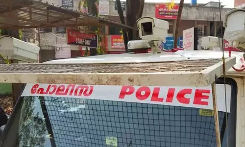 Thiruvananthapuram में स्कूल बस में चाकूबाजी प्लस वन के छात्र ने नौवीं कक्षा के छात्र पर हमला Thiruvananthapuram में स्कूल बस में चाकूबाजी प्लस वन के छात्र ने नौवीं कक्षा के छात्र पर हमला