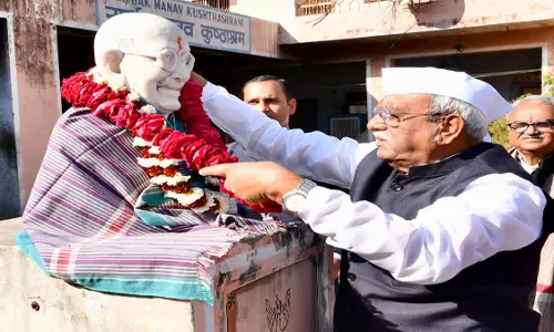 Jaipur: राज्यपाल ने महात्मा गांधी की प्रतिमा पर माल्यार्पण कर श्रद्धा सुमन अर्पित किए