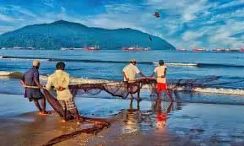 श्रीलंकाई नौसेना प्रमुख ने कहा, दुर्घटनावश गोली चलने से मछुआरे घायल हुए