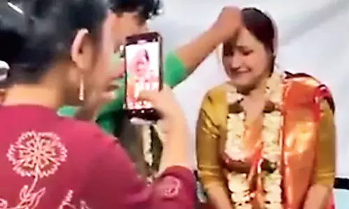 West Bengal : महिला प्रोफेसर ने कक्षा में छात्र से की शादी