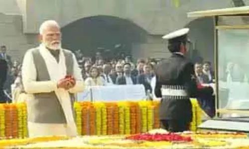 मोदी ने महात्मा गांधी को श्रद्धांजलि अर्पित की